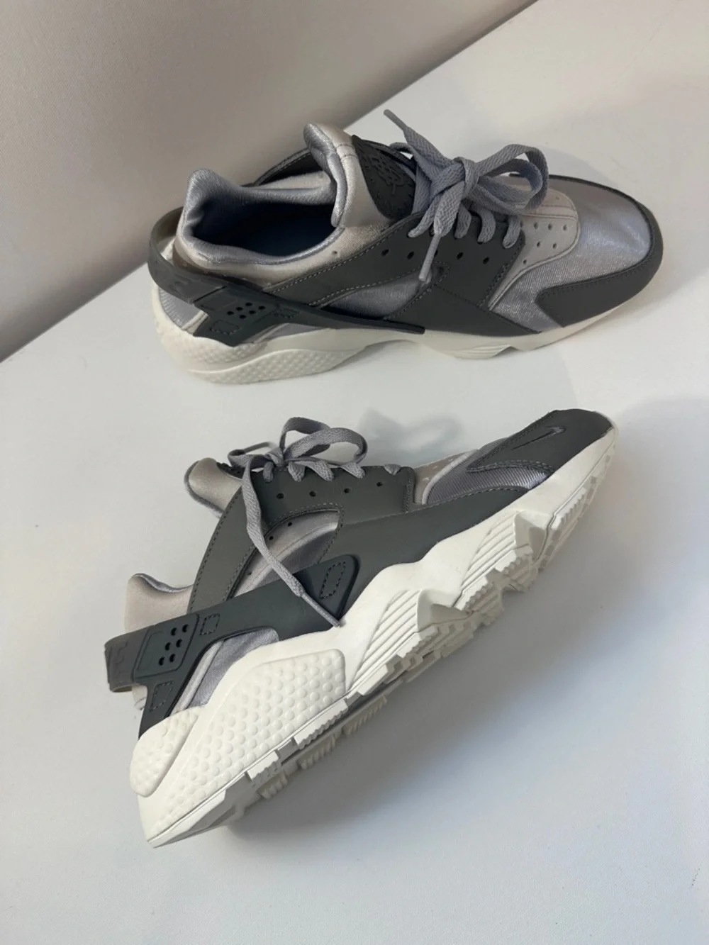 NEW - MENS - NIKE - AIR HUARACHE SNEAKER - GRAY - RETIRED